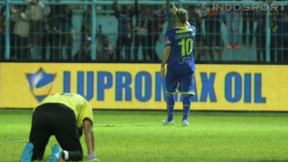 Penyerang Arema Cronus Cristian Gonzales bergaya usai memasukkan bola ke gawang Persela Lamongan. - INDOSPORT